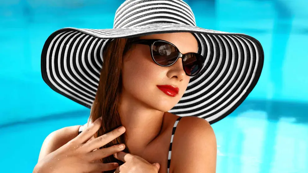 Una mujer a la moda con los bikinis de El Corte Ingl&eacute;s