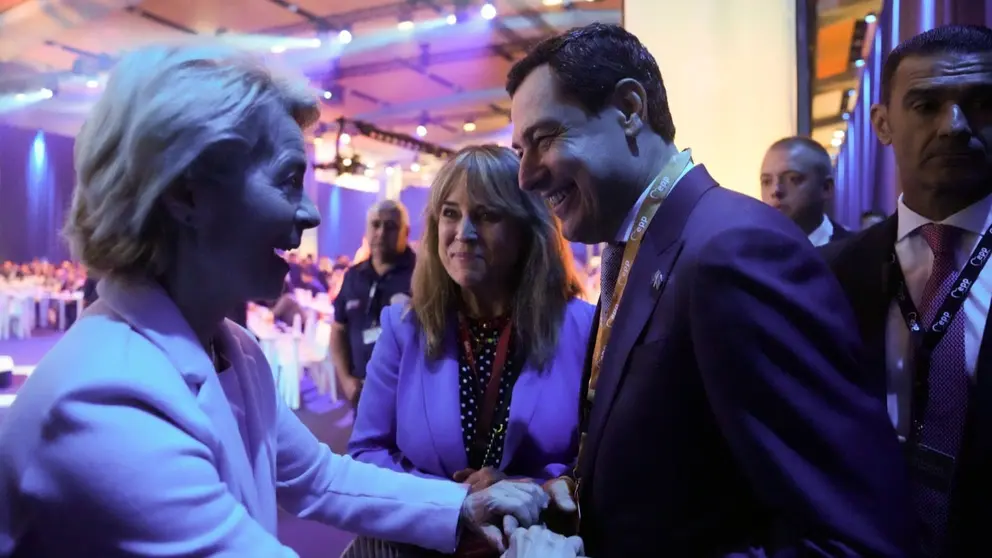Juanma Moreno saluda a Ursula von der Leyen, presidenta de la Comisi&oacute;n Europea