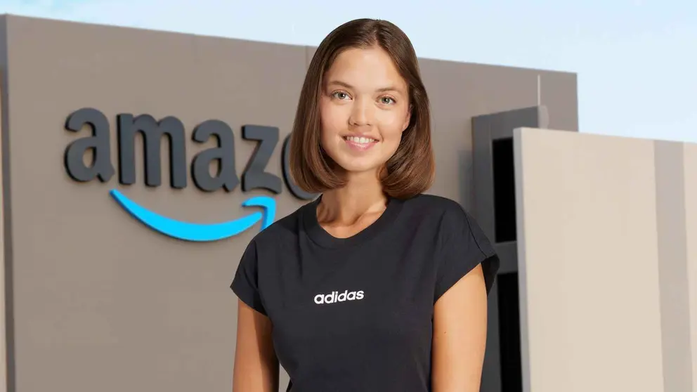 Una mujer con prendas de Adidas en oferta en Amazon