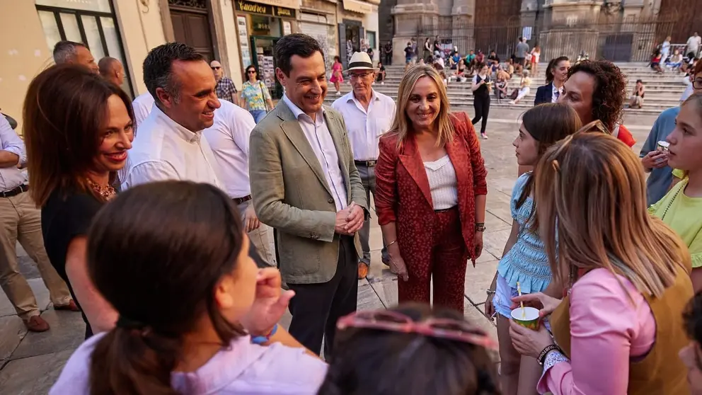 Juanma Moreno, junto a la alcaldesa de Granada Marifr&aacute;n Carazo