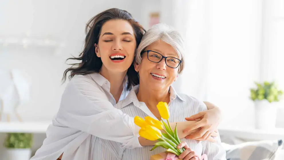 Una hija regala a su madre una joya de Swarovski por el D&iacute;a de la Madre