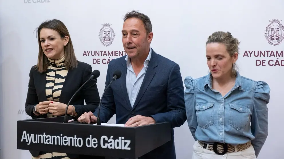 Jos&eacute; Manuel Cossi, junto a Beatriz Gandullo y Maite Gonz&aacute;lez | Cristo Garc&iacute;a