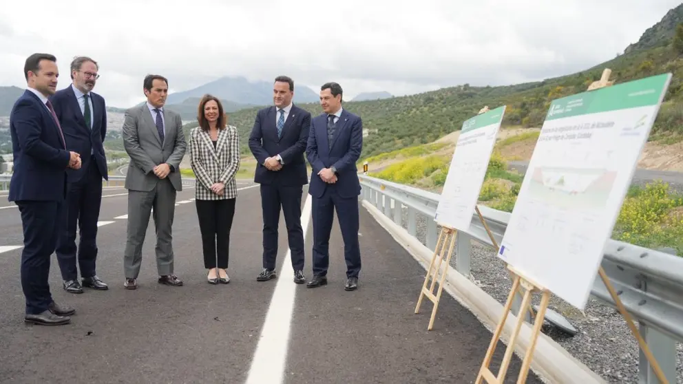 Juanma Moreno inaugura la nueva variante de Las Angosturas