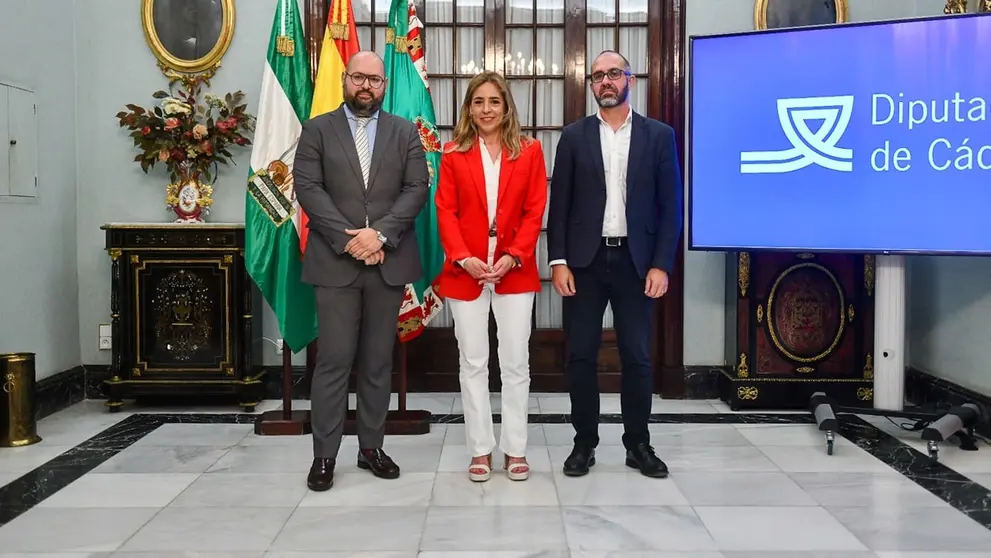 La presidenta de la Diputaci&oacute;n de C&aacute;diz, Almudena Mart&iacute;nez, en el centro de la imagen