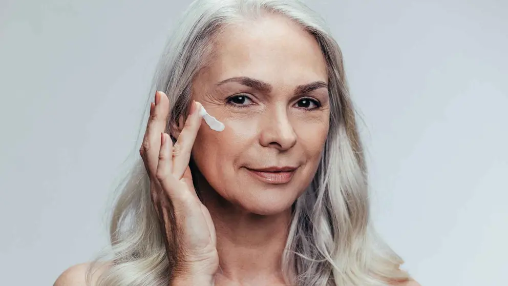 Una mujer con la nueva crema de Mercadona