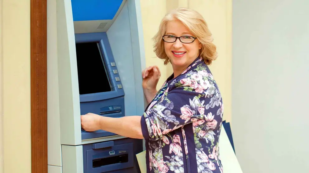Una pensionista acude al banco para retirar su pensi&oacute;n de jubilaci&oacute;n