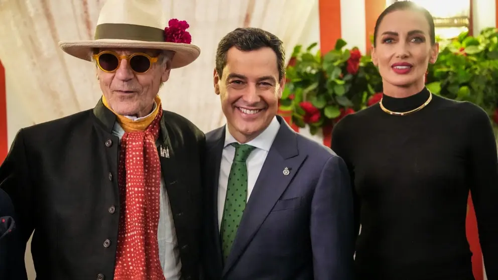 Juanma Moreno, junto a Jeremy Irons en la Feria de Abril de Sevilla