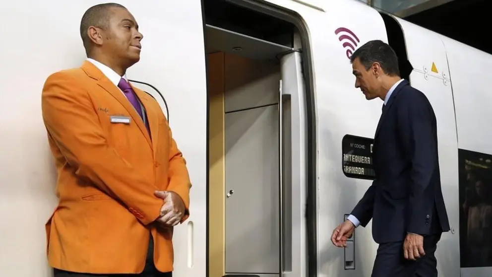 Pedro S&aacute;nchez subiendo a un tren de alta velocidad