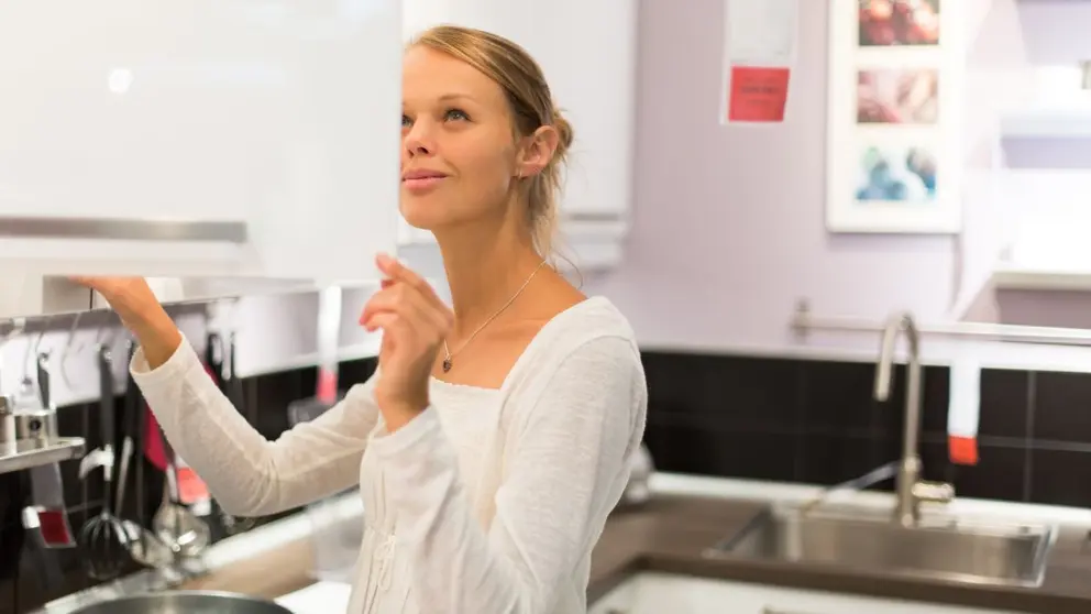 Clienta de IKEA en secci&oacute;n cocinas