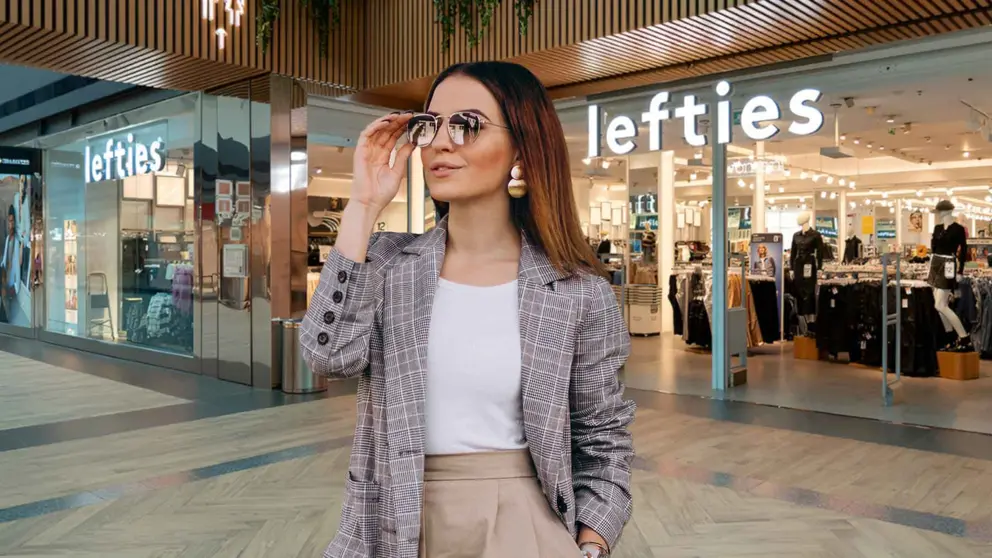 Una mujer a la moda con prendas de Lefties