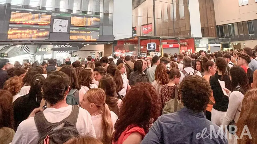Situaci&oacute;n de colapso de la estaci&oacute;n de Santa Justa en la tarde del domingo 11 de mayo