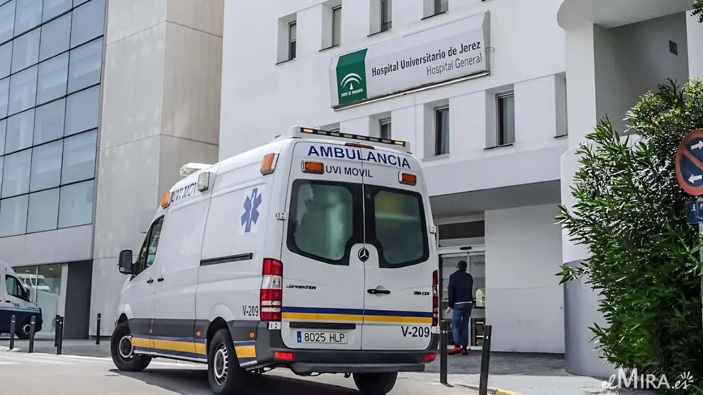 Una ambulancia en el Hospital de Jerez