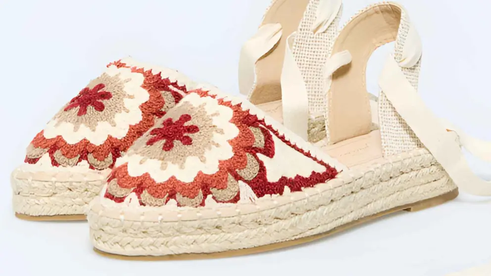 Alpargata crochet con detalle de flor de El Corte Ingl&eacute;s