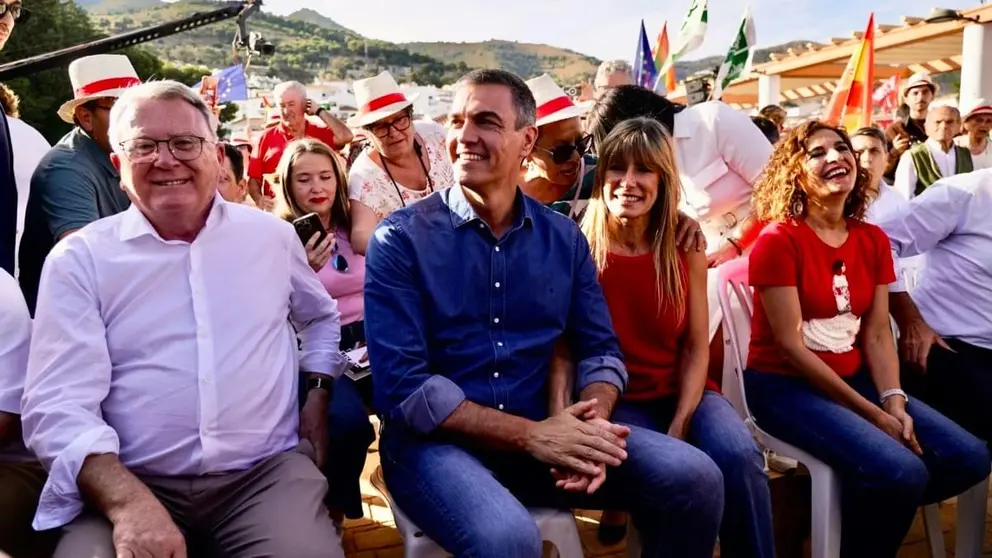 Pedro S&aacute;nchez, junto a su esposa Bego&ntilde;a G&oacute;mez y la vicepresidenta del Gobierno Mar&iacute;a Jes&uacute;s Montero