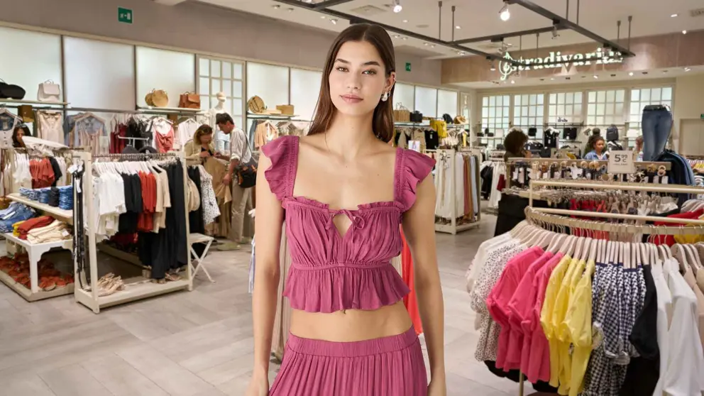 Una mujer a la moda con ropa de Stradivarius