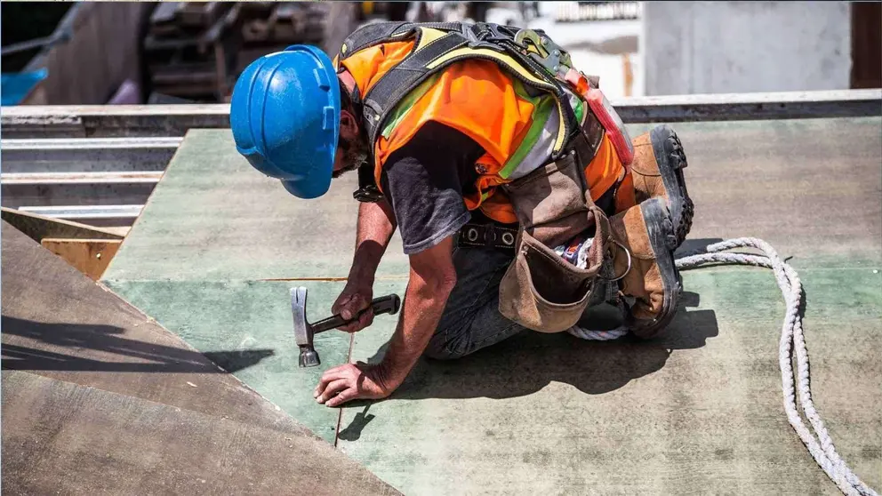 Trabajador de la construcci&oacute;n en una obra