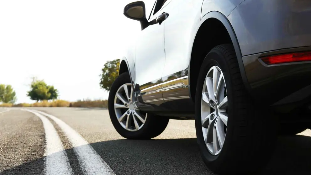 Un coche por una carretera