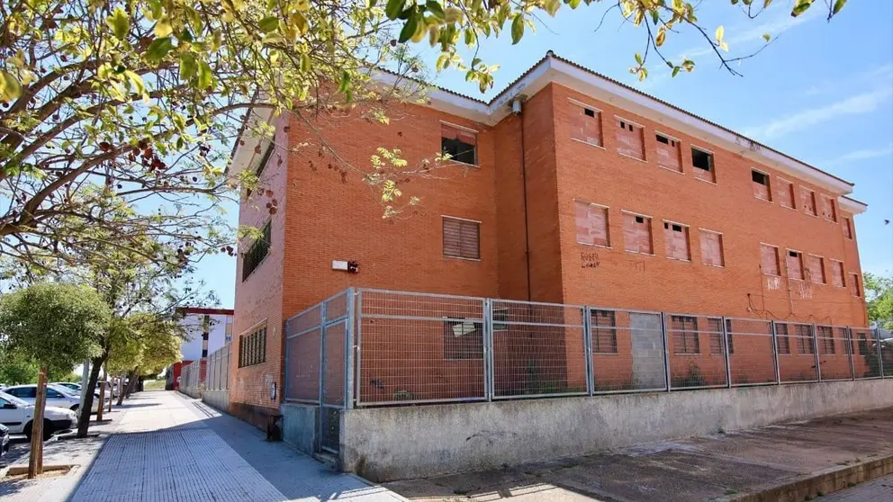 Edificio del Colegio Do&ntilde;ana, en Huelva capital