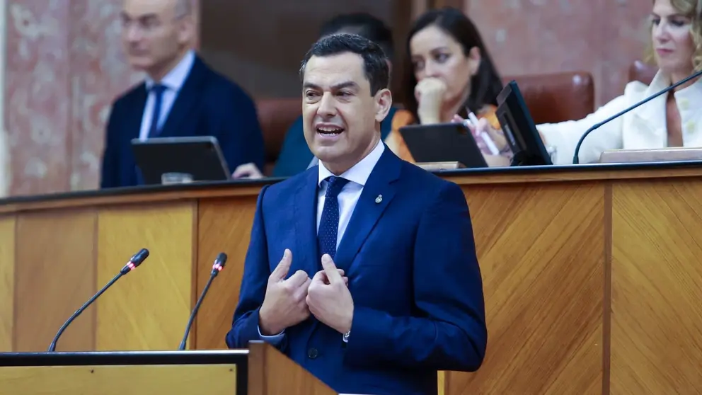 Juanma Moreno se ha referido a las conversaciones entre Pedro S&aacute;nchez y &Aacute;balos