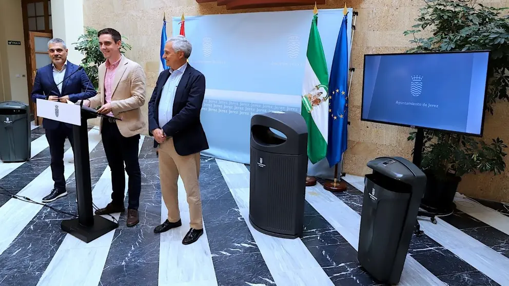 Renovaci&oacute;n de papeleras en Jerez