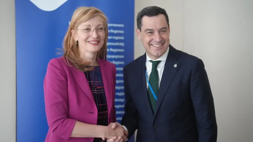 Juanma Moreno junto a Ekaterina Zaharieva
