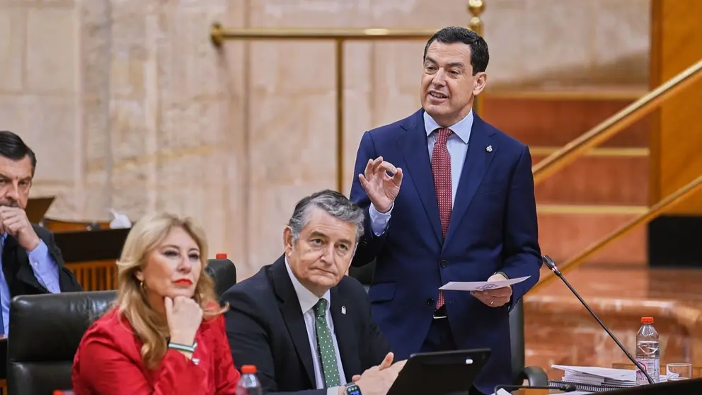 Juanma Moreno, durante la celebraci&oacute;n de un pleno | Salvador L&oacute;pez Medina