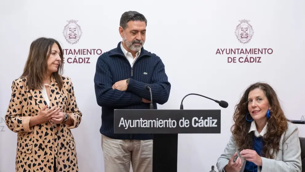 Jos&eacute; Manuel Verdulla, en el centro de la imagen, junto a Nuria &Aacute;lvarez y Silvia Rodr&iacute;guez