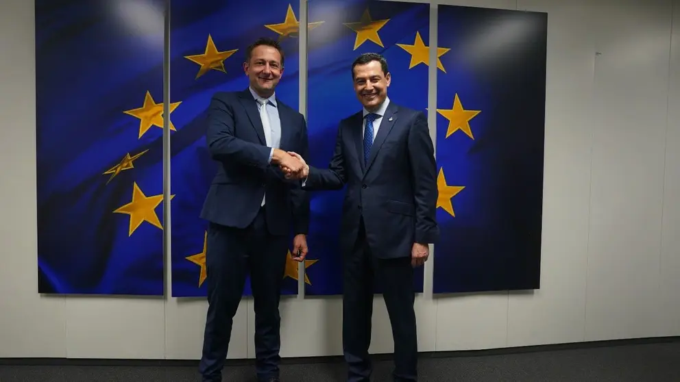 Juanma Moreno, junto al comisario de Agricultura y Alimentaci&oacute;n de la Uni&oacute;n Europea, Christophe Hansen