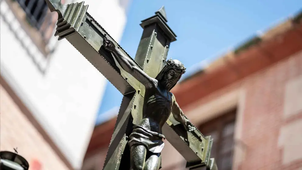 La escultura del Cristo de los Faroles vuelve a la plaza de San Juan de Dios despu&eacute;s de ser restaurada