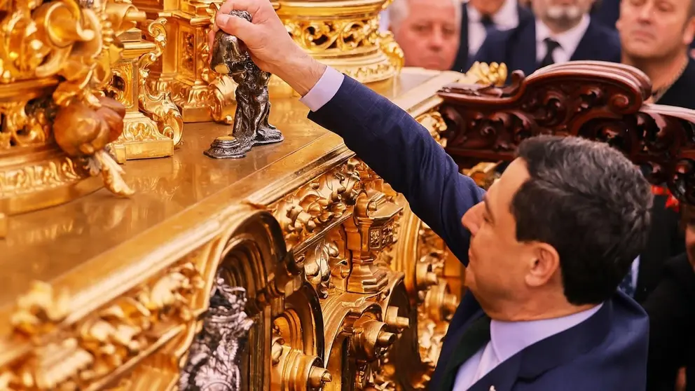 Juanma Moreno, delante del paso del Cachorro