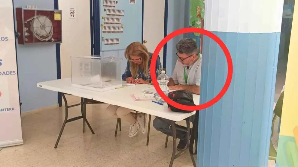 Apoderado del PSOE sentado en la mesa electoral de El Portal durante las elecciones a delegados de barriadas rurales de Jerez