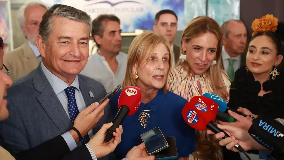 Antonio Sanz, junto a Mar&iacute;a Jos&eacute; Garc&iacute;a-Pelayo y Almudena Mart&iacute;nez | Cristo Garc&iacute;a