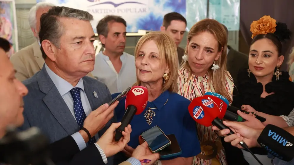 Mar&iacute;a Jos&eacute; Garc&iacute;a-Pelayo, junto a Antonio Sanz y Almudena Mart&iacute;nez