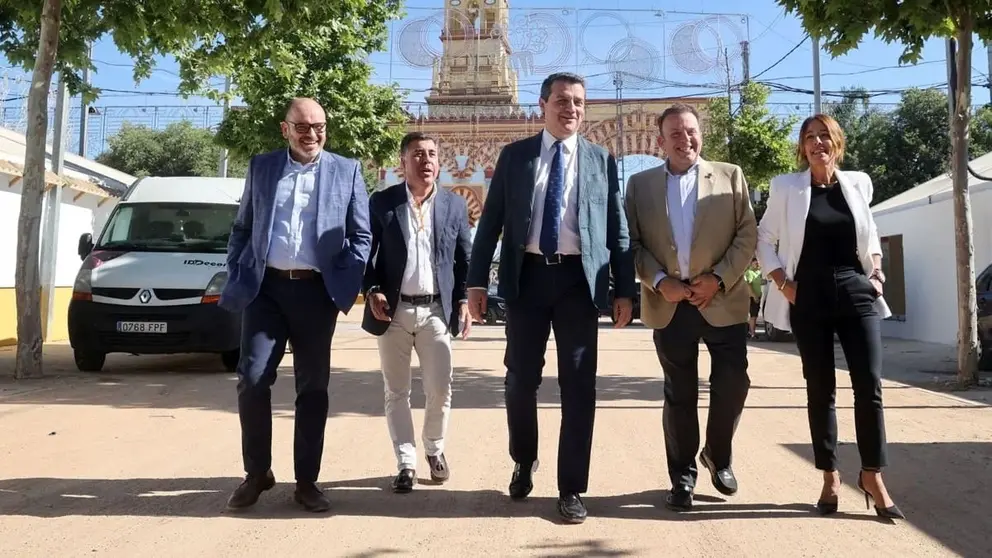 Jos&eacute; Mar&iacute;a Bellido, en el centro de la imagen, ha ofrecido los detalles sobre la Feria de C&oacute;rdoba 2025