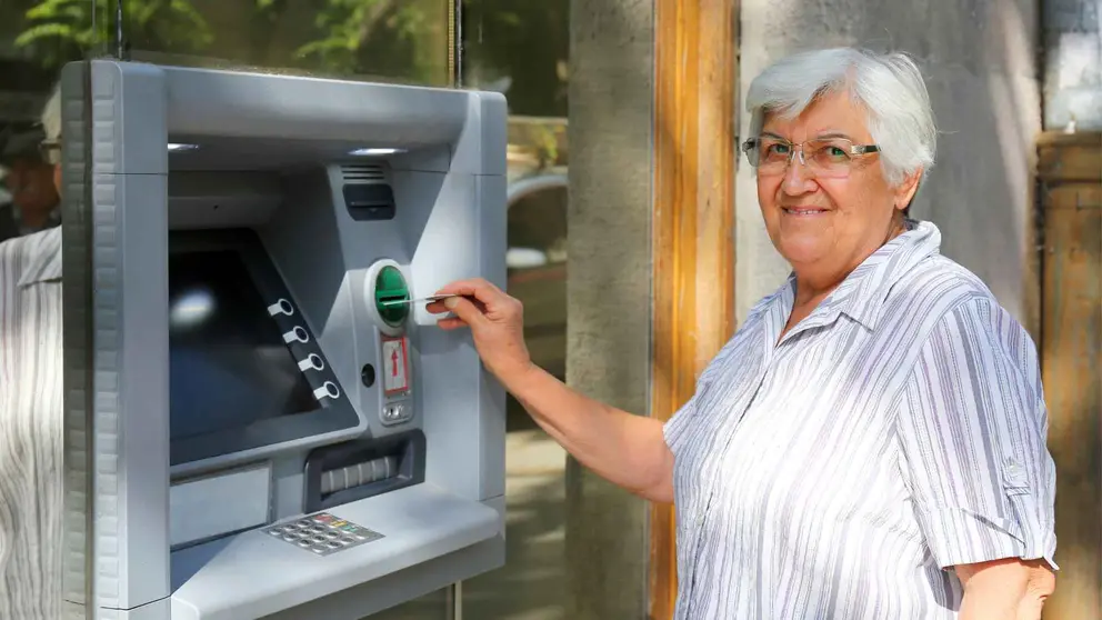Una pensionista acude al banco para retirar su pensi&oacute;n de jubilaci&oacute;n