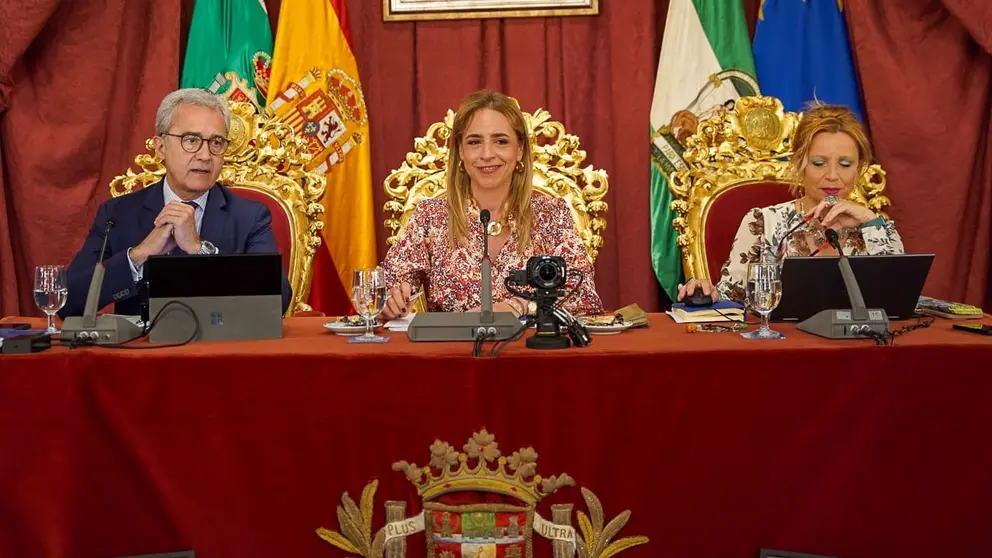 Almudena Mart&iacute;nez, presidenta de la Diputaci&oacute;n, en el centro de la imagen