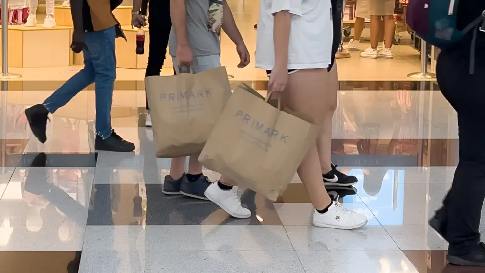 Clientes con bolsas de Primark