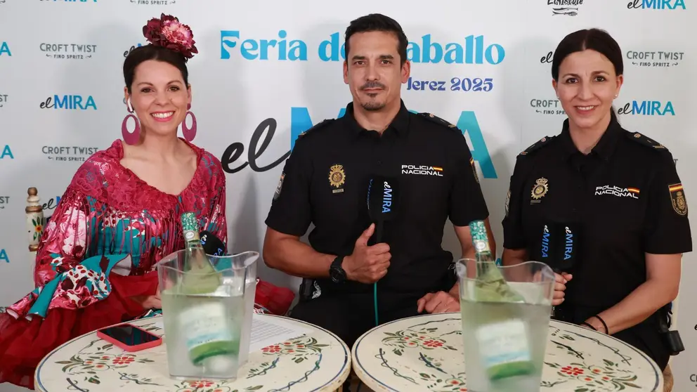 Adri&aacute;n Dom&iacute;ngez y Noelia Fern&aacute;ndez junto a Estefan&iacute;a Jaime en la caseta de El MIRA | Cristo Garc&iacute;a