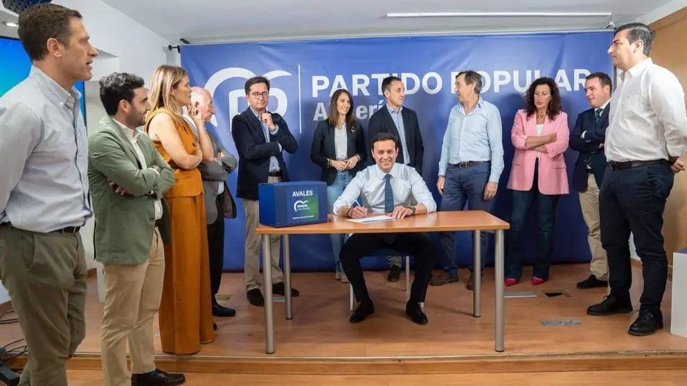 El presidente del Partido Popular (PP) de Almer&iacute;a, Javier A. Garc&iacute;a, firma el aval para la precandidatura de Alberto N&uacute;&ntilde;ez Feij&oacute;o como presidente del PP de Espa&ntilde;a