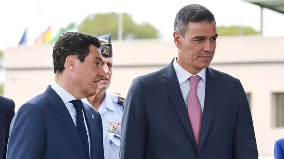 Juanma Moreno, junto a Pedro S&aacute;nchez en una imagen de archivo