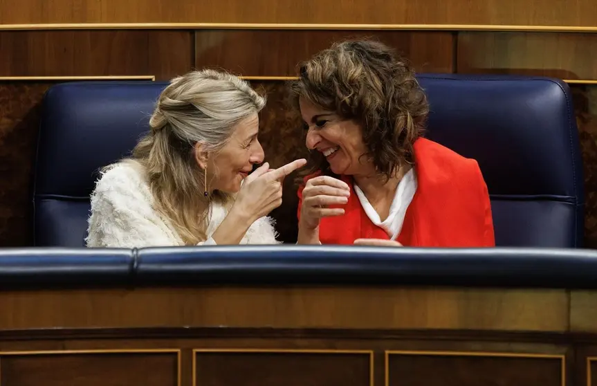Yolanda D&iacute;az, junto a Mar&iacute;a Jes&uacute;s Montero, en el Congreso de los Diputados