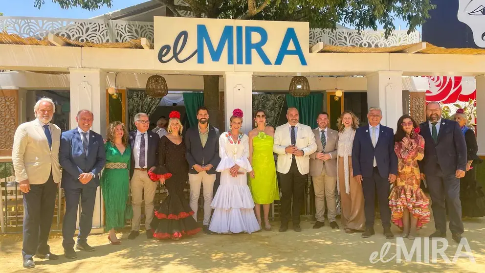 Almudena Mart&iacute;nez visita la caseta de El MIRA