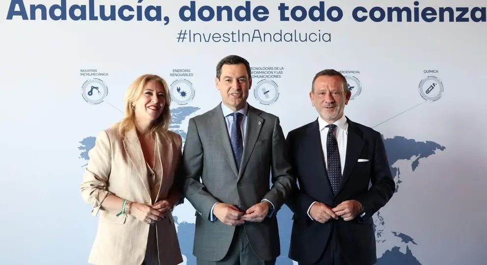 El presidente de la Junta, Juanma Moreno, junto a la consejera de Hacienda, Carolina Espa&ntilde;a y el director de Andaluc&iacute;a Trade, Antonio Castro (1)
