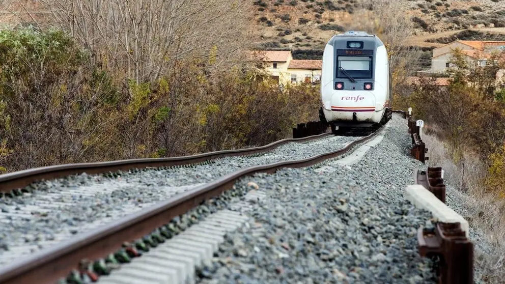 Imagen de archivo de un tren circulando por la provincia de Ja&eacute;n