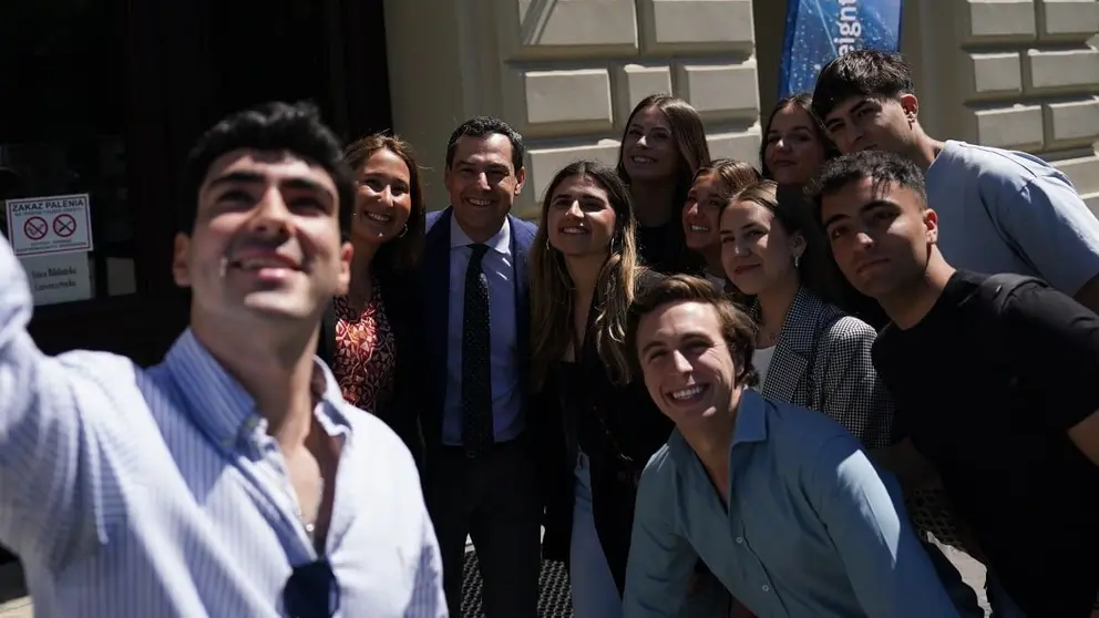 Juanma Moreno ha elogiado el sistema andaluz de ayuda a los j&oacute;venes