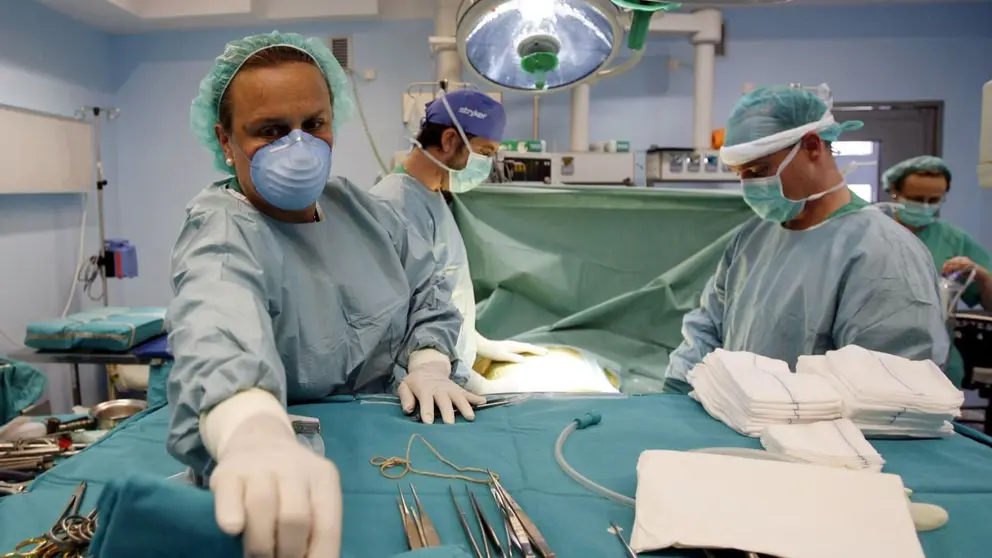 Personas trabajando en un quir&oacute;fano de Andaluc&iacute;a