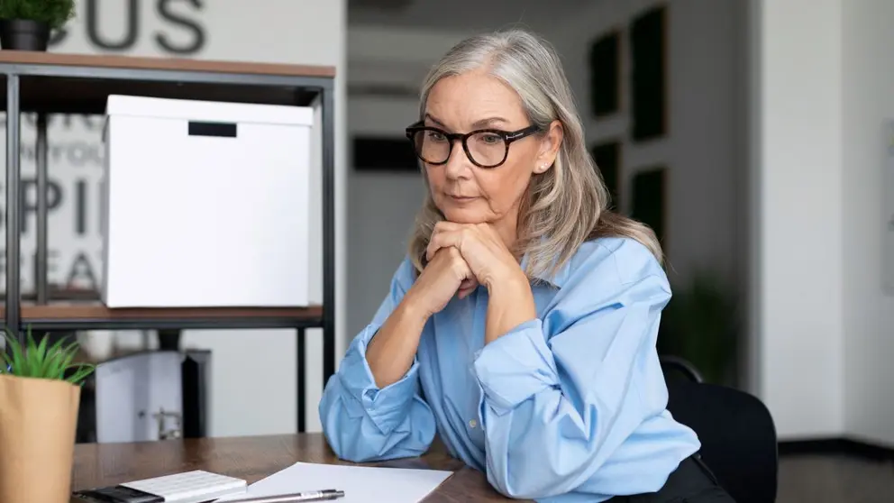 Mujer revisa documentos de la Seguridad Social