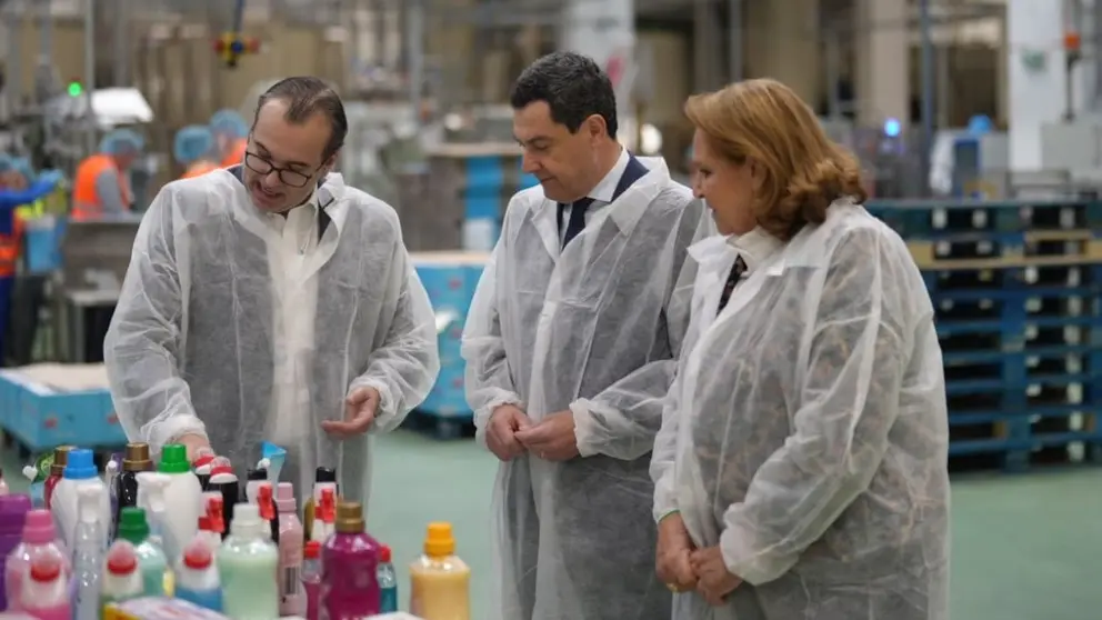 Juanma Moreno, durante su visita a la f&aacute;brica de Pers&aacute;n en Polonia (1)