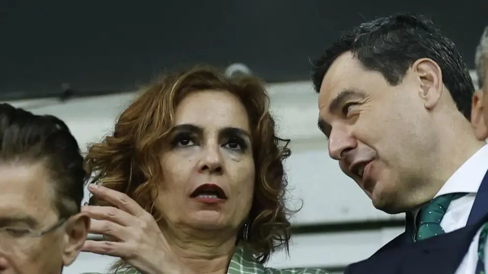 Juanma Moreno y Mar&iacute;a Jes&uacute;s Montero, en la final de la Conference League