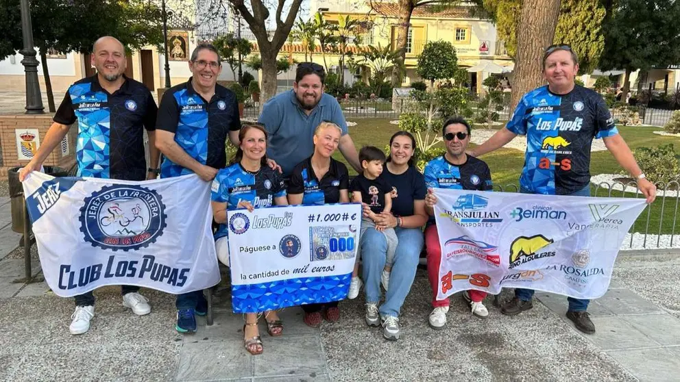 Entrega del donativo a Mart&iacute;n y su familia